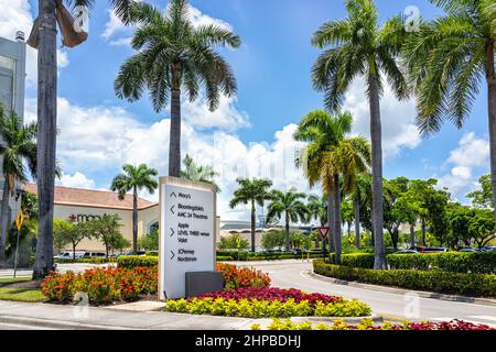 Miami, USA - 19. Juli 2021: Schild für das Kaufhaus im Aventura Einkaufszentrum in Florida, USA Eingangsgebäude mit Macy's und Palmen Stockfoto