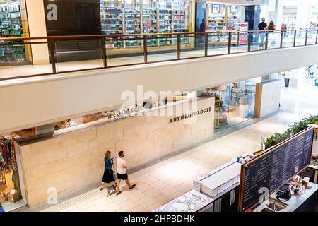 Miami, USA - 18. Juli 2021: Zeichen für Anthropologie Kaufhaus Shop aus dem Inneren des Aventura Einkaufszentrum in Florida, USA seco Stockfoto