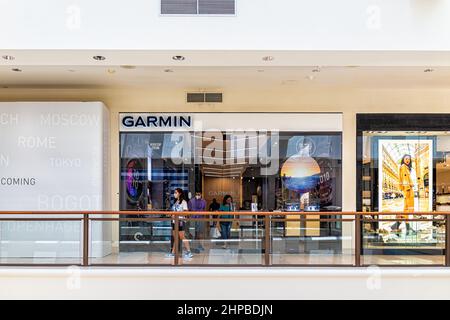 Miami, USA - 19. Juli 2021: Zeichen für Garmin Store Shop Verkauf von Uhren und moderner Sporttechnologie im Aventura Einkaufszentrum in Florida, Unite Stockfoto