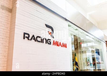 Miami, USA - 19. Juli 2021: Zeichen für Racing Miami Store im Aventura Einkaufszentrum in Florida, USA, der offizielle Team und Fahrer verkauft Stockfoto