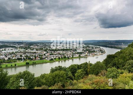 Blick entlang ins Rheintal in Koblenz, Deutschland mit dunklen Regenwolken von Ehrenbreitstein gesehen. Stockfoto