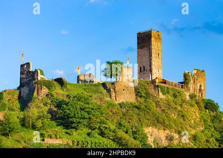 Sommerabend Blick auf die Burgruine Metternich in Beilstein im Moseltal, Deutschland. Stockfoto