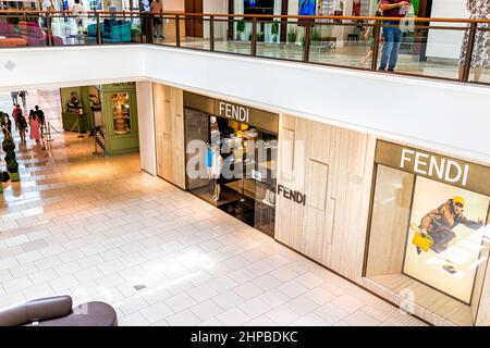 Miami, USA - 19. Juli 2021: Zeichen für Fendi Bekleidungsgeschäft Mode im Inneren des Aventura Einkaufszentrum in Florida, USA High-Angle-Ansicht Stockfoto