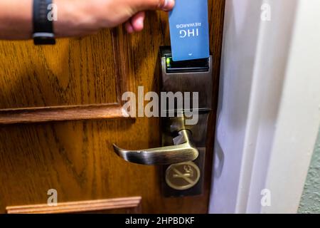 Naples, USA - 5. August 2021: Nahaufnahme der Hoteltür des IHG Staybridge Suites mit von Hand zu öffnenden Eingang mit Prämienkarte für das Nichtraucher-Zimmer, Schild mit Kl Stockfoto