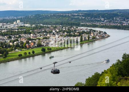 Blick auf das Rheintal in Koblenz, Deutschland mit der berühmten Seilbahn von Ehrenbreitstein aus gesehen. Stockfoto