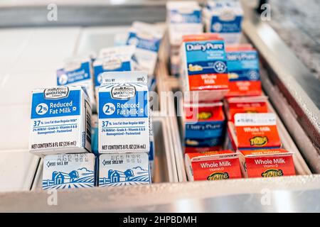 Naples, USA - 6. August 2021: IHG Staybridge Suites Hotel morgendliches Buffet kontinentales Frühstück mit kleiner individueller Portion abgepackter Marke mit ganzem Stockfoto