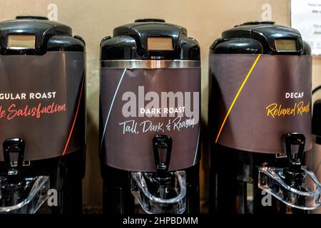 Naples, USA - 6. August 2021: IHG Staybridge Suites Hotel morgendliches kontinentales Frühstücksbuffet mit Dispenser-Maschine für eine Auswahl dunkler Roa Stockfoto