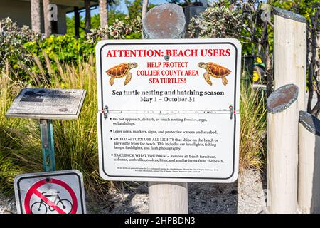 Marco Island, USA - 13. August 2021: Marco Island bei Naples Florida im Coller County mit Warnschild zum Schutz von Meeresschildkrötennestern am Tigertail Stockfoto