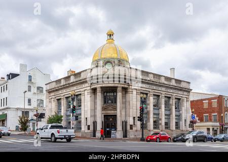 Washington DC, USA - 18. August 2021: Georgetown M Street mit PNC Bank historische Architektur mit Goldkuppel auf Gebäude und Autos im Verkehr bewölkt da Stockfoto