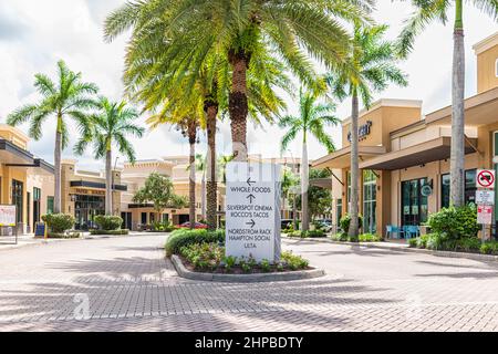 Naples, USA - 27. August 2021: Naples, Florida modernes Einkaufszentrum mit dem Namen Mercato mit Kino und Vollwertkost-Markt Stockfoto