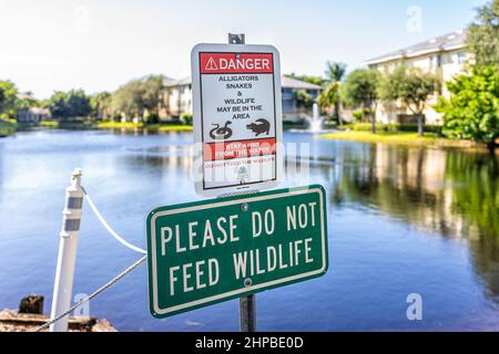 Naples, USA - 21. Oktober 2021: Pelican Bay Community Park in Naples, Florida Collier County in der Nähe von Vanderbilt Beach See Bond mit Zeichen für Gefahr Do n Stockfoto