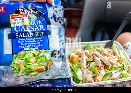 Athen, USA - 5. Oktober 2021: Caesar Romaine Salat und gegrillte Hühner mit Verpackungsschild zum ermäßigten Preis Taylor Farms Salat-Kit Stockfoto