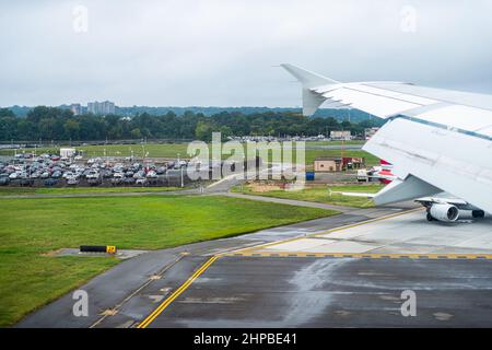 Washington DC, USA - 17. August 2021: Flugzeugansicht durch das Fenster der Landung auf dem Reagan National Airport District of Columbia Runw Stockfoto