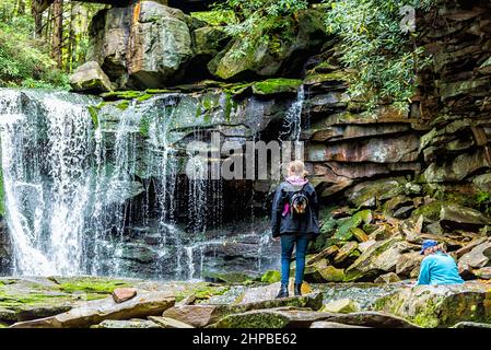 Davis, USA - 5. Oktober 2020: Menschen, die in der Herbstsaison bei den Blackwater Falls stehen, sehen den berühmten Wasserfall von Elakala im West Virginia State Park Stockfoto