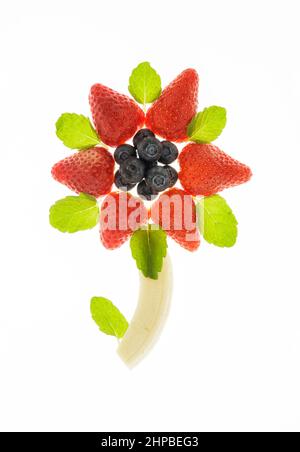 Frische Heidelbeeren, Erdbeeren und Banane in Form einer Blume angeordnet Stockfoto