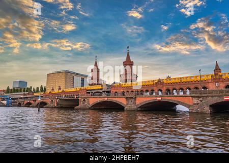 Berlin Deutschland, Skyline bei Sonnenuntergang an der Oberbaumbrücke und der Berliner Metro Stockfoto