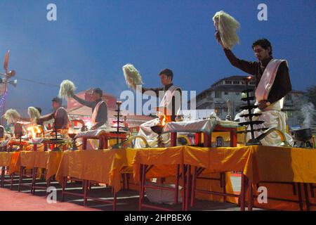 Morgengebete ( Aarti ) und Gesänge in Assi Ghat, dem südlichsten Ghat in Varanasi in Uttar Pradesh, Indien Stockfoto