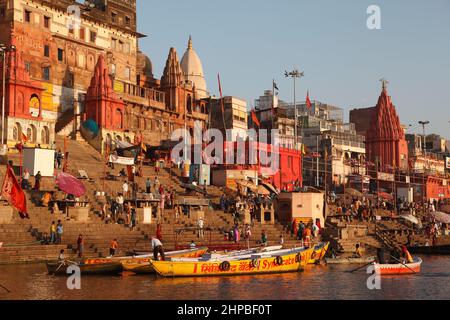 Dashashwamedh Ghat ist Varanasis heiligster Ort am Fluss Ganges, der in der frühen Morgensonne in Varanasi in Uttar Pradesh, Indien, aufgenommen wurde Stockfoto