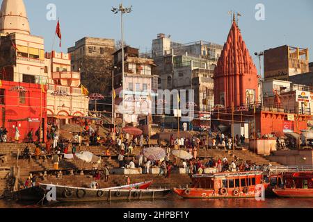Dashashwamedh Ghat ist Varanasis heiligster Ort am Fluss Ganges, der in der frühen Morgensonne in Varanasi in Uttar Pradesh, Indien, aufgenommen wurde Stockfoto