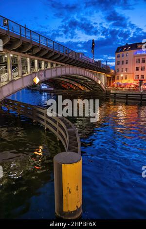 Stadt Berlin in Deutschland, Abend an der Bahnbrücke des Bahnhofs Friedrichstraße an der Spree im zentralen Bezirk Mitte. Stockfoto