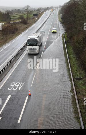 A66, Bowes, Teesdale, County Durham, Großbritannien. 20th. Februar 2022. Wetter in Großbritannien. Mit einer gelben Wetterwarnung bei Regen ist die Straße A66 bei Bowes aufgrund einer überfluteten Fahrbahn auf eine Spur heruntergefahren. Kredit: David Forster/Alamy Live Nachrichten Stockfoto