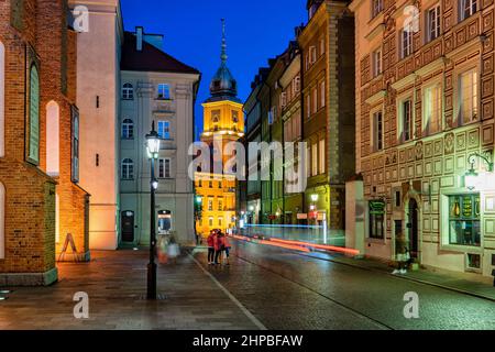 Stadt Warschau in Polen, Swietojanska Straße in der Altstadt bei Nacht mit Blick auf das königliche Schloss. Stockfoto