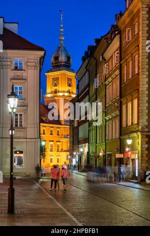 Stadt Warschau bei Nacht in Polen, Blick auf das königliche Schloss von der Swietojanska Straße in der Altstadt. Stockfoto