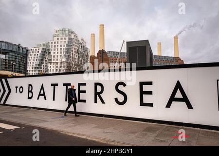 Battersea Power Station vor kurzem bekam es Sau U-Bahn-Station. Bild des Schildes draußen, das die Leute zu Fuß zum Bahnhof führt. Stockfoto