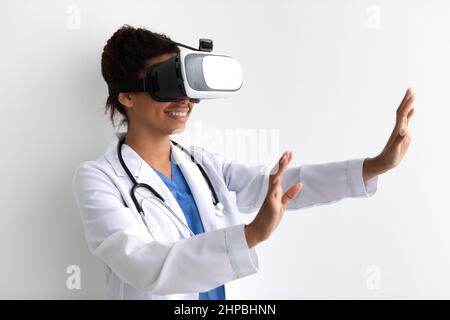 Black Doctor Mit Virtual Reality Headset Für Medizinische Zwecke Stockfoto
