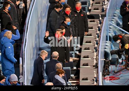 Peking, China. 20th. Februar 2022. Die Olympischen Spiele, Abschlusszeremonie der Olympischen Winterspiele 2022, im Vogelnest-Nationalstadion, kommen Xi Jinping (5th von vorne), der Präsident von China, und seine Frau Peng Liyuan und Thomas Bach (4th von vorne), Präsident des Internationalen Olympischen Komitees (IOC), zur Abschlusszeremonie im Stadion an. Kredit: Peter Kneffel/dpa/Alamy Live Nachrichten Stockfoto