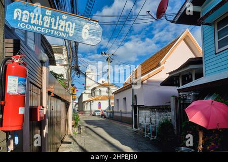 Ban Yuan, eine alte Siedlung vietnamesischer und kambodschanischer Einwanderer in Bangkok, Thailand; b/g: Die Unbefleckte Empfängnis-Kirche, Thailands erste Kirche Stockfoto