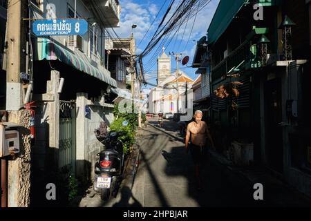 Ban Yuan, eine alte Siedlung vietnamesischer und kambodschanischer Einwanderer in Bangkok, Thailand; b/g: Die Unbefleckte Empfängnis-Kirche, Thailands erste Kirche Stockfoto