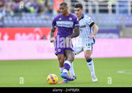 Florenz, Italien. 20th. Februar 2022. Igor (ACF Fiorentina) und Ruslan Malinovskyi (Atalanta BC) während ACF Fiorentina gegen Atalanta BC, italienische Fußballserie A Spiel in Florenz, Italien, Februar 20 2022 Quelle: Independent Photo Agency/Alamy Live News Stockfoto