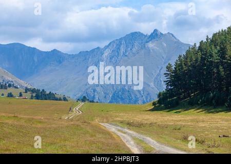 Blick in die Berge. Straße zum Shenako Dorf von Diklo in Tuscheti Region. Georgien Stockfoto