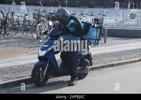 Kopenhagen/Dänemark./20. Februar 2022/. Wolt ist Partner von Delivery man in der dänischen Hauptstadt Kopenhagen Dänemark. (Foto..Francis Dean/Dean Picturs) Stockfoto