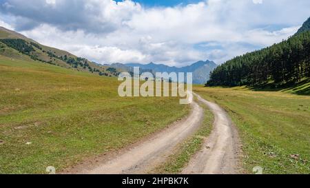 Blick in die Berge. Straße zum Shenako Dorf von Diklo in Tuscheti Region. Georgien Stockfoto
