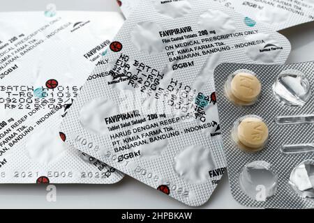 Bandung, Indonesia, 02/10/2021: Favipiravir, Avigan oder Favilavir ist ein antivirales Medikament, das bei der Behandlung des Coronavirus Omicron wirksam ist Stockfoto