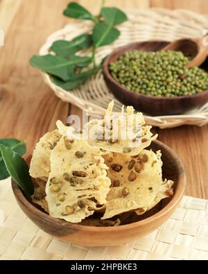 Peyek Tumpi Kacang Hijau. Rempeyek ist ein traditioneller indonesischer Cracker aus Reismehl, gekrönt mit Mung Bean (oder Erdnuss) und tiefgebratener Fritte. In der Regel S Stockfoto