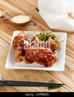 Yangnyeom-Tongdak oder Bonchon in the Famous Name (Koreanisches gebratenes Huhn mit Sauce) Koreanisches knuspriges gebratenes Huhn mit Gocujang würziger Sauce und Kimc Stockfoto