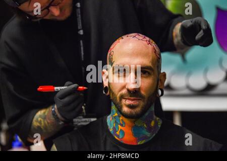 Brighton , UK 20th February 2022 - Tattooisten, die an der jährlichen Brighton Tattoo Convention 13th arbeiten, an der über 350 Künstler an diesem Wochenende teilgenommen haben : Credit Simon Dack / Alamy Live News Stockfoto