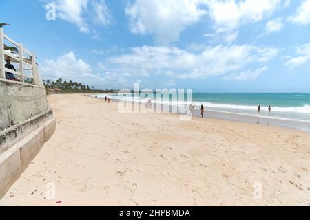 Ipojuca, PE, Brasilien - 15. Oktober 2021: Menschen genießen den sonnigen Tag am Pontal do Cupe Strand, schönen Strand von Porto de Galinhas Ziel. Stockfoto