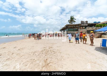 Ipojuca, PE, Brasilien - 15. Oktober 2021: Die Menschen genießen den sonnigen Tag am Pontal do Cupe Strand vor der Bar da Praia Pontal do Cupe Restaurant Stockfoto