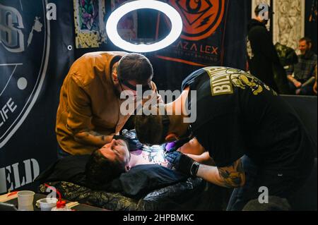 Brighton , UK 20th February 2022 - Tattooisten bei der Brighton Tattoo Convention, an der über 350 Künstler an diesem Wochenende teilgenommen haben : Credit Simon Dack / Alamy Live News Stockfoto