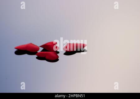 Valentinstag Hintergrund. Valentinstag Hintergrund mit roten Herzen. Leuchtend rote Herzen auf einem Himmelshintergrund Stockfoto