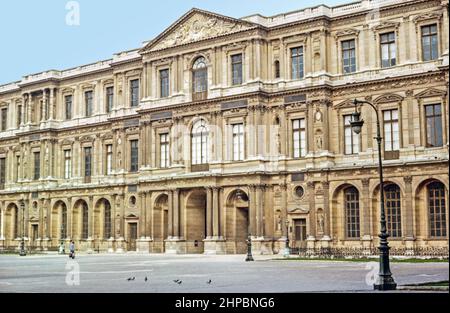 Innenhof des Louvre. Archivaufnahme von ca. 1972, gescannt aus Transparentfolie Stockfoto