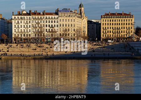 LYON, FRANKREICH, 19. Februar 2022 : die Menge an einem sonnigen Nachmittag an den Kais der Rhone. Stockfoto