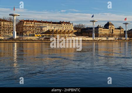 LYON, FRANKREICH, 19. Februar 2022 : Schwimmbad und Universitätsgebäude an den Kais der Rhone an einem sonnigen Nachmittag. Stockfoto