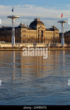 LYON, FRANKREICH, 19. Februar 2022 : Universitätsgebäude an den Kais der Rhone an einem sonnigen Nachmittag. Stockfoto