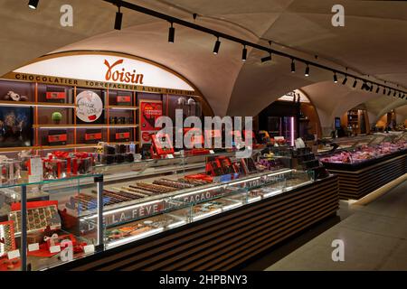 LYON, FRANKREICH, 19. Februar 2022 : Les Halles von Hôtel-Dieu. Altes Krankenhaus am Ufer der Rhone, es beherbergt jetzt Handelszentrum, Luxus h Stockfoto