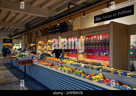 LYON, FRANKREICH, 19. Februar 2022 : Les Halles von Hôtel-Dieu. Altes Krankenhaus am Ufer der Rhone, es beherbergt jetzt Handelszentrum, Luxus h Stockfoto